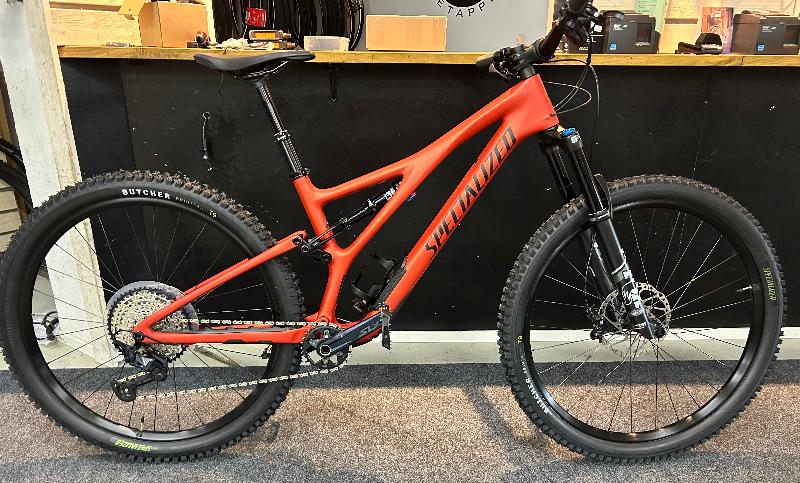 258_kaytettypyora_Kaytetty_pyora_29_Specialized_Stumpjumper_Comp_Carbon_S4_Oranssi_jpg